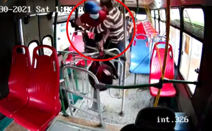VIDEO: Momento en que pasajeros frustran asalto a mano armada 