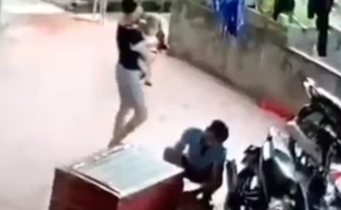 Video muestra momento en que serpiente ataca a hombre