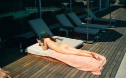 Kendall Jenner toma sol con solo un gorro para evitar las líneas de bronceado del bikini